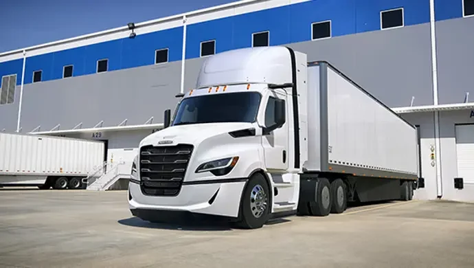 Freightliner Cascadia en el andén